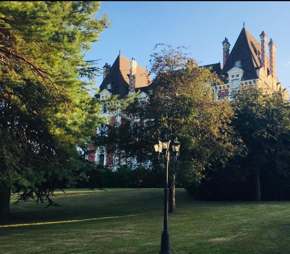 Un Appartement Dans Un Chateau Deauville Bagian luar foto