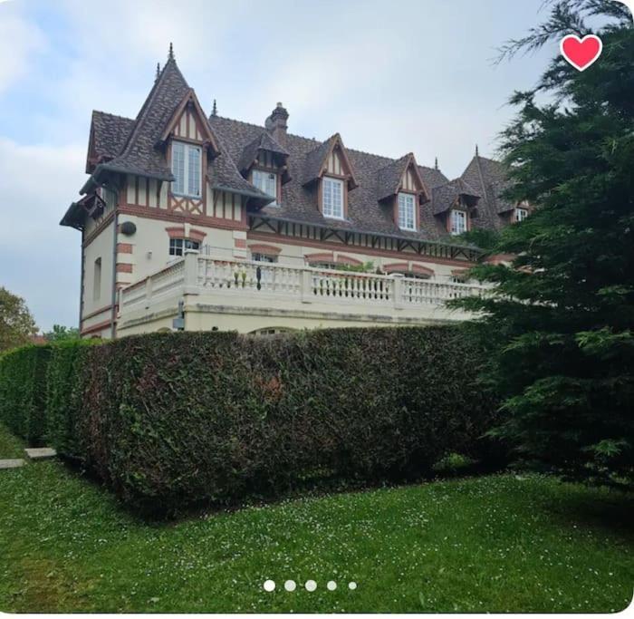 Un Appartement Dans Un Chateau Deauville Bagian luar foto